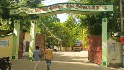 ஊத்தங்கரை: ஆண்கள் மற்றும் பெண்கள் மேல்நிலைப் பள்ளிகளுக்கு முதல் நாள் ஆர்வத்துடன் வருகை தந்த மாணவ-மாணவிகள்