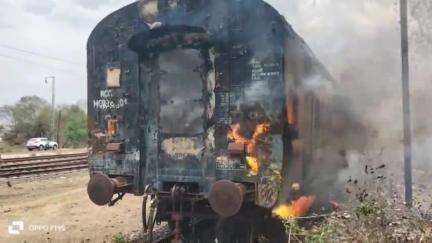 बीना: झांसी फाटक स्थित रेलवे माल गोदाम में खड़े स्लीपर कोच में लगी आग, मौके पर पहुंची फायर ब्रिगेड