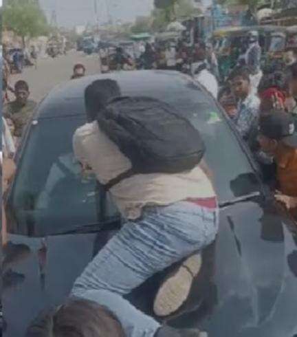 राजस्थान के जयपुर में आरोपी को पकड़कर थाने ले जा रही पुलिस पर बदमाशों ने किया हमला, वीडियो आया सामने