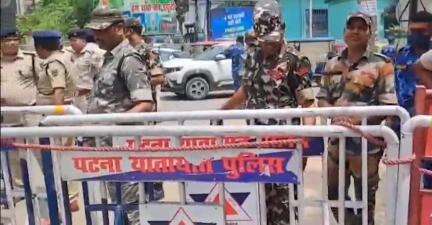 पटना ग्रामीण: कांग्रेस नेताओं को रोकने के लिए राजापुर पुल के पास बैरिकेडिंग, भारी पुलिस बल तैनात