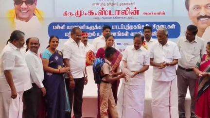 சேலம்: பள்ளிக் கல்வித் துறை சார்பில் மாணவ மாணவிகளுக்கு கல்வி உபகரணங்கள் வழங்கும் விழா கோட்டை பள்ளியில் அமைச்சர் ராஜேந்திரன் வழங்கினார்