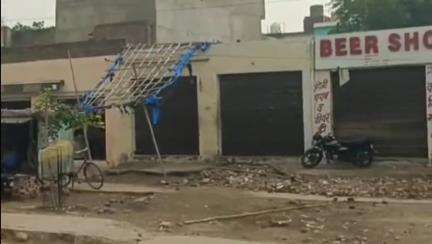 मथुरा: थाना हाईवे की नवादा रोड के पास एक रिहायशी इलाके में शराब की दुकान से स्थानीय लोग परेशान #jansamasya