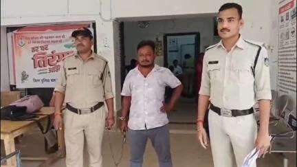 सेमरिया चौराहा से भीम आर्मी का शहर संयोजक गिरफ्तार, शराब के लिए पैसे न देने पर युवक की पिटाई