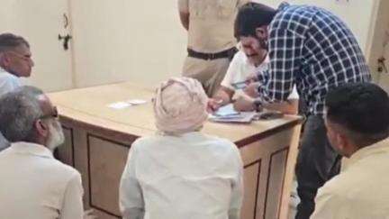 रेवाड़ी: रेवाड़ी में डॉक्टर सतीश खोला ने कार्यालय पर लगाया कैंप, लोगों की सुनीं समस्याएं