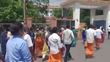 சேலம்: கோவில் பூஜையில் தன்னை சிலர் அநாகரிமாக நடந்து கொண்டு தள்ளி விட்டவர்கள் மீது நடவடிக்கை கோரி ஆட்சியரகத்தில் பாதிக்கப்பட்டவர்கள் புகார்