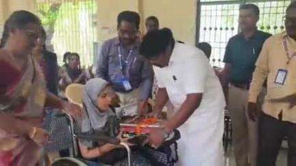 பெரம்பலூர்: அரசு மேல்நிலைப்பள்ளியில் மாணவர்களுக்கு அரசின் விலகில்லா பொருட்கள், எம்எல்ஏ பிரபாகரன் வழங்கினார்
