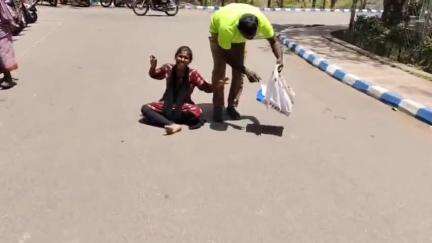 திண்டுக்கல் மேற்கு: பெண் தனது இரண்டு குழந்தைகளுடன் மாவட்ட ஆட்சியர் அலுவலகத்தில் தீக்குளிக்க முயற்சி