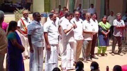 நாமக்கல்: மோகனூர் சாலையில் அரசு பெண்கள் மேல்நிலை பள்ளியில் மாணவிகளுக்கு பாடக புத்தகங்களை எம்.பி ராஜேஷ்குமார் வழங்கினார்