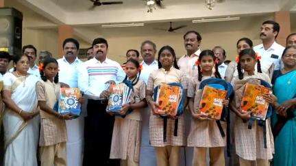 தருமபுரி: அவ்வையார் பள்ளியில்  மாணவ மாணவிகளுக்கு  பாடநூல்கள் சீருடை கலெக்டர்.சதீஸ் வழங்கினார்.