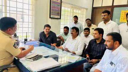 వైసీపీ యువజన నేత ఈశ్వరరావుపై దాడిచేసిన వారందరినీ అరెస్టు చేయాలి, సోమవారం పట్టణ సీఐ ను కోరిన మాజీఎమ్మెల్యే గణేష్
