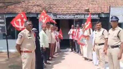 తాడిపత్రి: కూటమి ప్రభుత్వం ఇచ్చిన సూపర్ సిక్స్ పథకాలను వెంటనే అమలు చేయాలని తాడిపత్రిలో ఎమ్మార్వో ఆఫీస్ ఎదుట సిపిఐ నేతల ఆందోళన