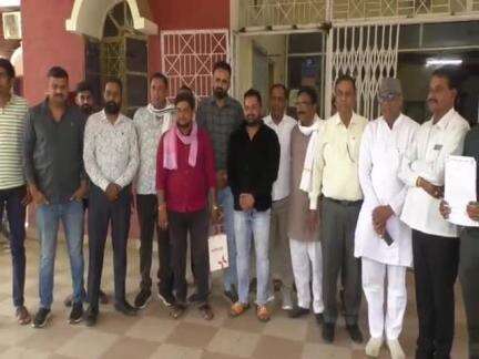 हरदा: मूंग को समर्थन मूल्य पर खरीदने के लिए नाराज किसानों ने कलेक्टर कार्यालय में ज्ञापन सौंपा