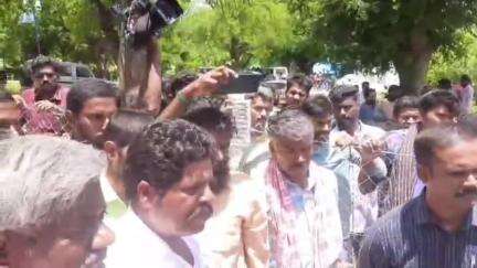 அஞ்செட்டி: N.புதூரில் ஆதரவு,எதிர்ப்புக்கு மத்தியில் போலிஸ் பாதுகாப்புடன் 3 வது முறையாக மதுபான கடை திறக்க ஏற்பாடு: இருதரப்பில் குவிந்ததால் பதற்றம்