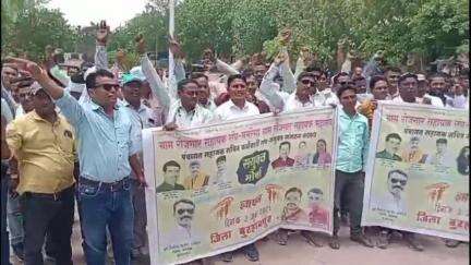 बुरहानपुर नगर: बुरहानपुर में रोजगार सहायक और सचिवों ने अनैतिक कार्रवाई का विरोध जताया, कलेक्टर को सौंपा ज्ञापन