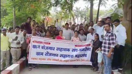 देवास नगर: ग्राम रोजगार सहायकों ने अनुग्रह सहायता राशि व काम के दबाव को लेकर जिला पंचायत में दिया ज्ञापन