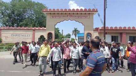 बुरहानपुर नगर: 7 माह से वेतन नहीं मिलने से नाराज़ मज़दूरों ने ताप्ती मिल के बाहर किया प्रदर्शन, सांसद ज्ञानेश्वर पाटिल ने दिया आश्वासन
