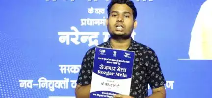 13 जून 2023 को रोजगार मेला के अवसर पर नियुक्ति पत्र प्राप्त होने पर प्रसन्नता व्यक्त करते हुए अभ्यर्थी