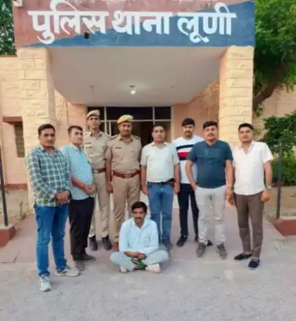 जिला जोधपुर पश्चिम द्वारा चलाये जा रहे अभियान के तहत मादक पदार्थों की तस्करी में वांछित 8 साल से फरार दस हजार रुपये का ईनामी मुलजिम को किया गिरफ्तार।