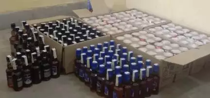 दुमका पुलिस की कार्रवाई अवैध शराब के साथ एक युवक गिरफ्तार। अवैध शराब तस्करी के लिए ले जा रहा था, युवक ।