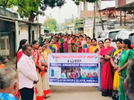 ఈ రోజు భూపాలపల్లి మున్సిపాలిటీ పరిధిలో రాబోవు లోక్ సభ ఎన్నికలలో గత ఎన్నికలలో తక్కువ శాతం ఓటింగ్ అయిన పోలింగ్ స్టేషన్ పరిధిలో ఇంటి ఇంటికి తిరిగి ఓటర్ల అవగాహన సదస్సు నిర్వహించడము జరిగినది మరియు నేను ఖచితముగా ఓటు వేస్తాను అనే నినాధముతో సంతకాల