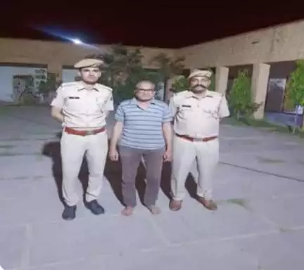 जिला जोधपुर पश्चिम के पुलिस थाना सूरसागर द्वारा 1 साल से फरार वांछित आरोपी को गिरफ्तार किया गया ।