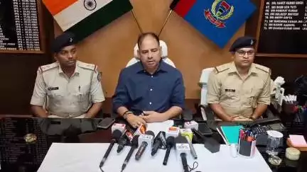 दिनांक 28.05.24 की रात्रि में मैक्लुस्कीगंज थाना अंतर्गत  सड़क किनारे खड़ी कंटेनर ट्रक को अज्ञात अपराधियों द्वारा की गई आगजनी व एक मजदूर की मौत की घटना में संलिप्त पूर्व में न्यायिक हिरासत तीन अपराधकर्मियों के अतिरिक्त कल एक और को जेल