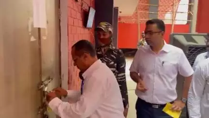 Ensuring transparency! 

Dr. Shalin, Ambala's Deputy Commissioner and District Election Officer, opens the Ambala Cantonment Assembly strong room in the presence of all political parties.