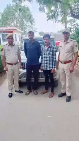 थाना #बरोनी की कार्यवाही।
अवैध बजरी खनन /परिवहन में 01 माह से फरार दो आरोपी गिरफ्तार।रैकी करने में शामिल बोलेरो कार जप्त।