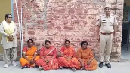 #PS खींवसर:- ग्राम नारवा में धार्मिक कार्यक्रम के दौरान महिलाओं से छीना झपटी कर सोने की चैनें एवं लाॅकेट छीनने की चार महिला आरोपी #गिरफ्तार।