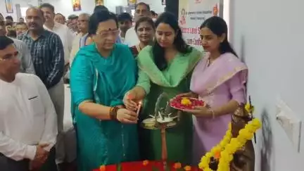 हरियाणा की शिक्षा मंत्री सीमा त्रिखा ने बुधवार को जाट धर्मशाला रेवाड़ी में आयोजित जिला स्तरीय विद्यालय प्रबंधन समिति के ट्रेनिंग एवं कांफ्रेस कार्यक्रम का दीप प्रज्ज्वलन कर विधिवत शुभारंभ किया।
#haryana #news #rewari