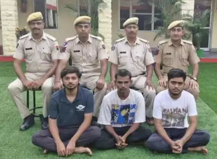 श्रीमान राजेन्द्रसिंह पुलिस आयुक्त जोधपुर के निर्देशन एवं राजेश कुमार यादव पुलिस उपायुक्त जोधपुर पश्चिम द्वारा आर्थिक अपराध, साईबर ठगी गैंग से जुड़े सिंडीकेट का खुलासा गैंग के 03 आरोपी गिरफ्तार।