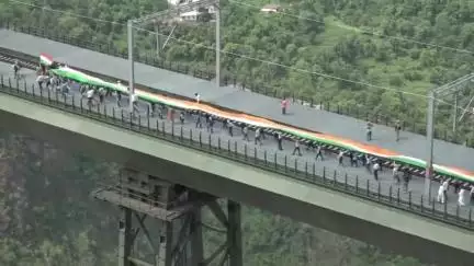 🎆 A historic moment as a 750m tricolor is showcased on the world's highest railway bridge over the Chenab River in Reasi, Jammu & Kashmir. Here’s to celebrating our independence with grandeur! #IndependenceDayIndia #pibindia