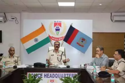 श्री अनुराग गुप्ता, डीजीपी झारखंड ने पुलिस पदाधिकारियों के साथ कॉलेज एवं स्कूली छात्राओं की सुरक्षा हेतु कीसमीक्षा बैठक।