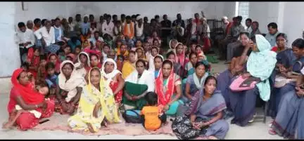 पीएम जनमन योजना अंतर्गत पहाड़ी कोरवा बसाहटों में योजनाओं का लाभ लेने महिलाएं भी उत्साह से हो रहीं शामिल।