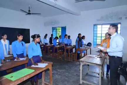 प्रारंभिक विद्यालयों में( वर्ग 1 से वर्ग 8 तक) आज से प्रारंभ हुई अर्धवार्षिक मूल्यांकन का जिलाधिकारी के द्वारा स्वयं एवं उनके द्वारा गठित उड़नदस्ता दल के द्वारा निरीक्षण किया गया।