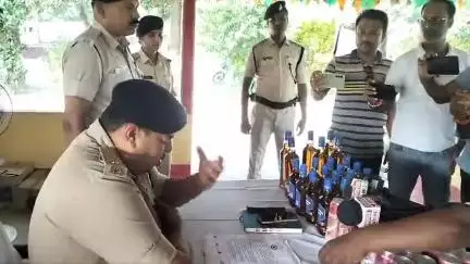 प्रतापगंज थाने का शराब कारोबारियों के विरुद्ध शिकंजा, एक ट्रैक में लदे  2037 ली0 विदेशी शराब बरामद।
@﻿supaulpolic