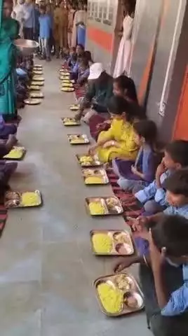 विद्यालय निरीक्षक के दौरान अनुमंडल पदाधिकारी रक्सौल के द्वारा बच्चों की पंगत में बैठकर एमडीएम की जांच की गई