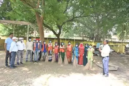 ‘स्वभाव स्वच्छता-संस्कार स्वच्छता‘ 
बरेका में सफ़ाई मित्रों को स्वच्छता अभियान में अपनी भागीदारी सुनिश्चित करने से पहले बीमारियों से सुरक्षित रहने हेतु संरक्षा विभाग द्वारा आवश्यक उपकरण प्रदान कर संरक्षा की महत्ता बताई गई
#SwachhataHiSeva