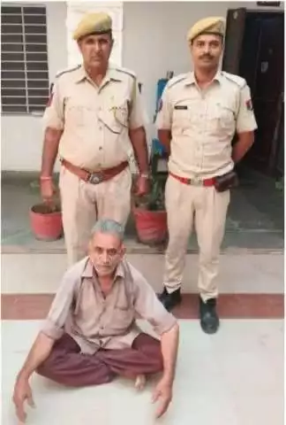 जिला जोधपुर पश्चिम के पुलिस थाना प्रतापनगर द्वारा अवैध देशी व अंग्रेजी शराब के खिलाफ कार्यवाही करते हुए एक अभियुक्त को गिरफ्तार कर उनके कब्जे से 90 पव्वा व 12 बियर के केन बरामद किए गए