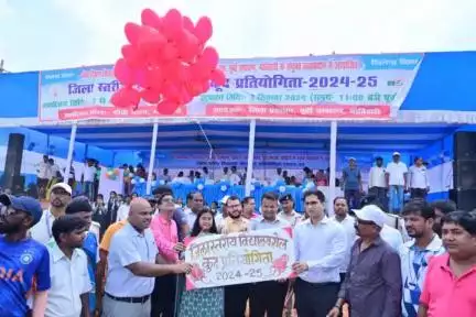 मोतिहारी स्थित गांधी मैदान में जिला स्तरीय विद्यालय खेल- कूद प्रतियोगिता 2024-25 का दीप प्रज्वलित कर जिलाधिका ने शुभारंभ किया एवं प्रतियोगिता में हिस्सा ले रहे सभी खिलाड़ियों को शुभकामनएं दी।