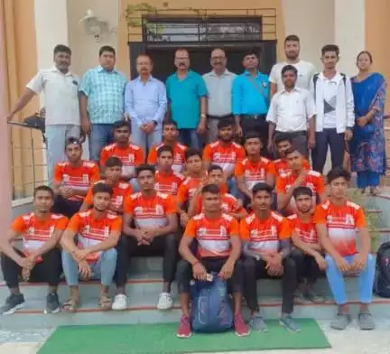 खगड़िया में 18 से 26 अक्टूबर तक आयोजित होने वाले राज्य स्तरीय विद्यालय फुटबॉल अंडर 19, बालक प्रतियोगिता में भाग लेने के लिए पूर्वी चंपारण की टीम को जिला खेल पदाधिकारी के द्वारा जीत की अग्रिम शुभकामना के साथ भेजा गया