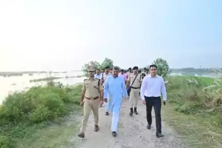 प्रभारी मंत्री श्री सुनील कुमार, केसरिया विधायक श्रीमती शालिनी मिश्रा, डीएम और एसपी के द्वारा केसरिया प्रखंड के बाढ़ प्रभावित क्षेत्र का भ्रमण किया गया।