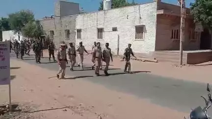 आगामी विधानसभा उप चुनावों के मध्यनजर थाना पांचौड़ी तथा गोटन क्षेत्र में पुलिस, आर.ए.सी. एवं बीएसएफ के जवानों द्वारा फ्लैग मार्च किया गया।