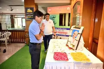 GM,BLW Shri S.K. Srivastava participated in Shramdaan for cleanliness activities as part of #SwachhataHiSeva, commemorating Gandhi Jayanti. 
#SwachhBharat
#SHS2024