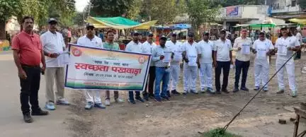 #SpecialCampaign4.0 के अंतर्गत बरेका जलालीपट्टी मार्केट के व्यापारियों और नागरिकों के बीच “No Single Use Plastic” के प्रति सिविल डिफेंस के सहयोग से सिंगल-यूज़ प्लास्टिक के दुष्प्रभावों के बारे में जागरूक किया गया।
#SwachhataPakhwada