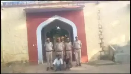 पुलिस थाना #जमवारामगढ़ ने दो #गौ_तस्कर गिरफ्तार कर कब्जे से 3 गाय व 1 बछड़ा तथा एक टेम्पू किया जब्त।