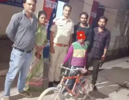कल ढूंकापुरा धौलपुर से साइकिल से घूमने निकले 9-10 वर्षीय बच्चे के रास्ता भटकने के बाद परिजनों को पुलिस ने सुपुर्द किया