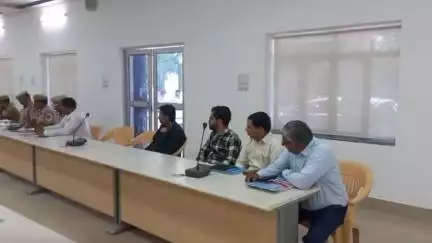 खींवसर विधान सभा उप चुनावों को शांतिपूर्ण संपन्न कराने हेतु केन्द्रीय चुनाव पर्यवेक्षकों, जिला कलक्टर नागौर/निर्वाचन अधिकारी तथा जिला पुलिस अधीक्षक नागौर द्वारा एक बैठक ली गई।