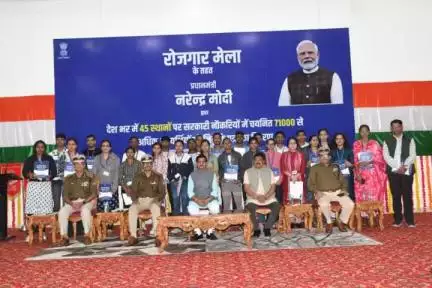 ग्रुप केंद्र, सीआरपीएफ, रायपुर में आयोजित रोजगार मेले के सफलतापूर्वक समापन  उपरांत अभ्यर्थियों के साथ ग्रुप फोटोग्राफी