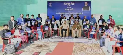 दिनांक - 23/12/2024 को गुवाहाटी में आयोजित रोजगार मेले में  नियुक्ति पत्र प्राप्त करने के बाद उत्साही युवा ।